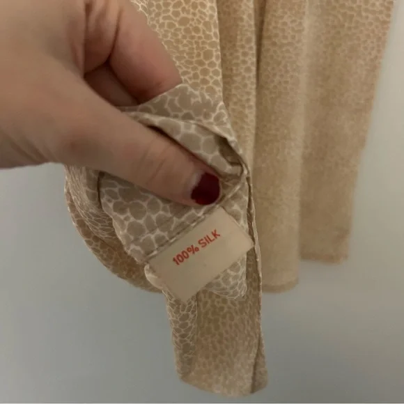 Rungolee Louise 100% Silk V-Neck Blouse in Sand Tortoise - Picture 4 of 5